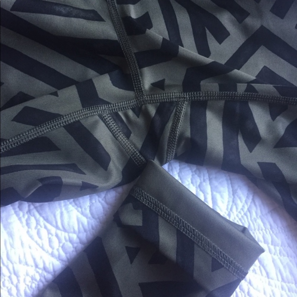 Lulu 🍋 wunder under yoga pants - Picture 4 of 5
